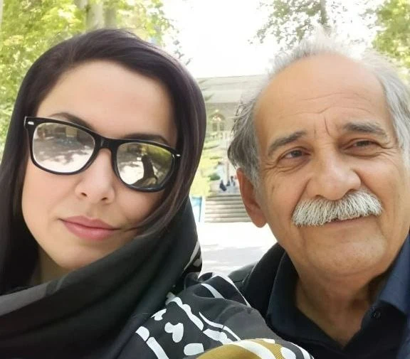 آشا محرابی در کنار پدرش