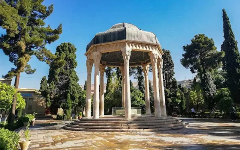 چرا به حافظ لسان الغیب و حافظ میگویند؟ مقبره خواجه حافظ شیرازی ملقب به لسان الغیب