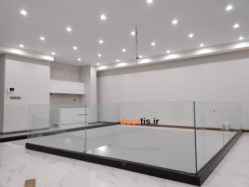 انههای کوچک، حس بزرگ؛ چطور نرده شیشهای فضای خانه را بازتر نشان میدهد راهپله داخلی خانه دوبلکس با نرده شیشهای و فضای باز