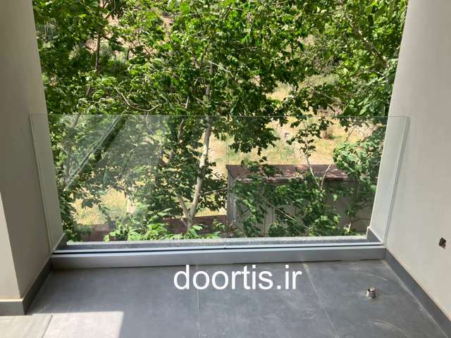 انههای کوچک، حس بزرگ؛ چطور نرده شیشهای فضای خانه را بازتر نشان میدهد :بالکن کوچک آپارتمان با نرده شیشهای