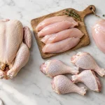 قطعات تازه مرغ از فیله و سینه تا ران در نمای بالا؛ تصویری برای گزارش قیمت مرغ امروز
