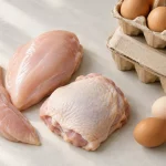 فیله و سینه مرغ تازه در کنار بسته‌های تخم مرغ؛ تصویری از قیمت مرغ و تخم مرغ امروز