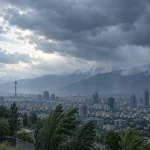 آسمان ابری تهران با باران پراکنده و باد؛ جلوه‌ای از تغییر آب و هوای تهران
