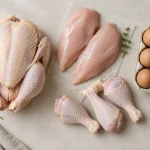 مرغ کامل، سینه و فیله مرغ در کنار بسته تخم‌مرغ؛ تصویری از قیمت مرغ و تخم‌مرغ امروز
